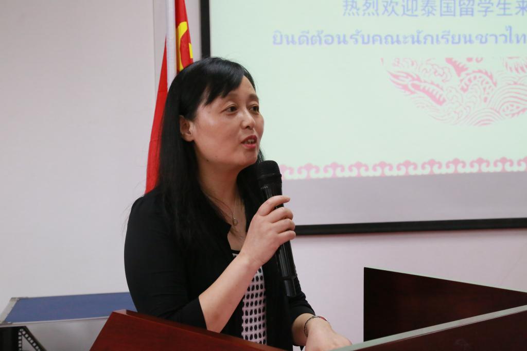 李舒燕院长介绍相关学习情况